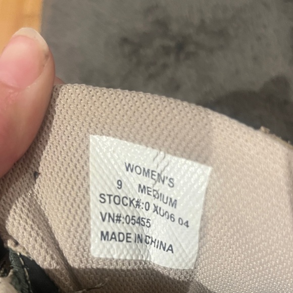 L.L Bean Women’s Beige and Gray - Picture 2 of 4